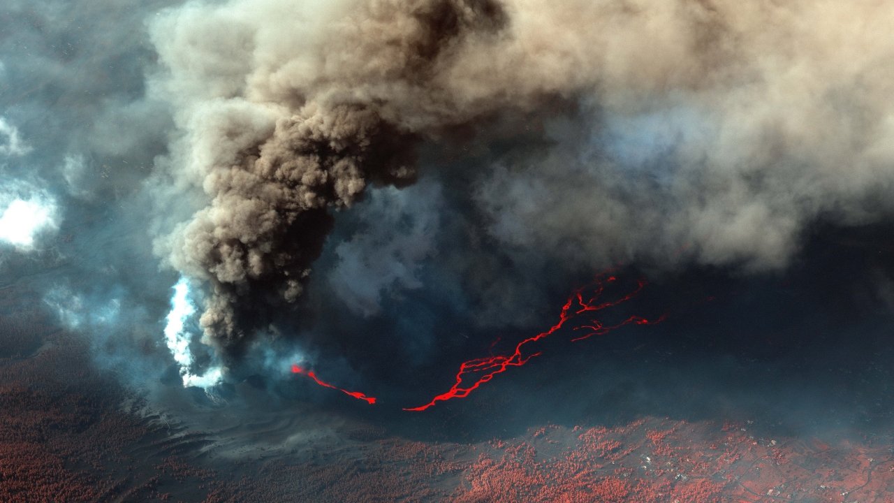 Imagen de satélite del humo y ceniza del volcán de La Palma. (MAXAR TECHNOLOGIES)