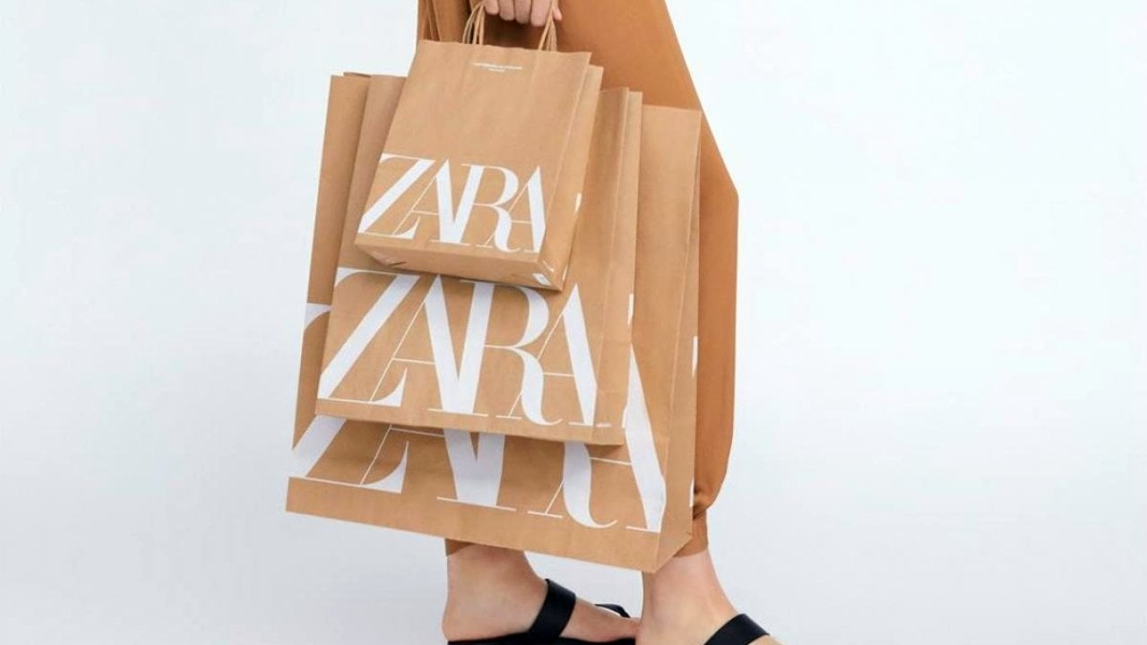 Las bolsas de Zara, como el resto de las marcas de Inditex, dejarán de ser gratis. LR