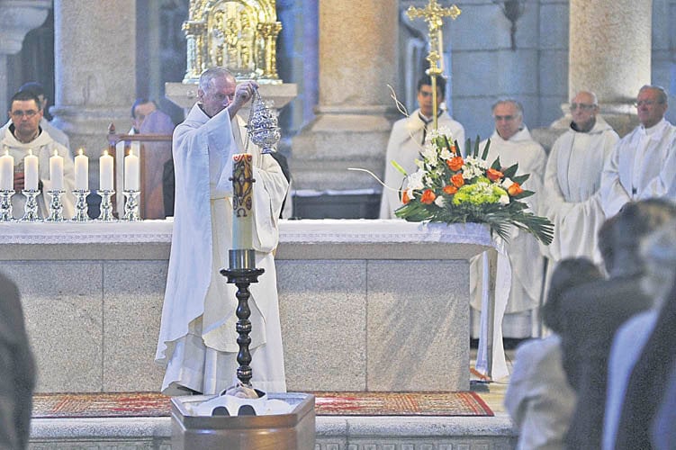 El padre Plácido González con el botafumeiro, durante una celebración en Oseira.
