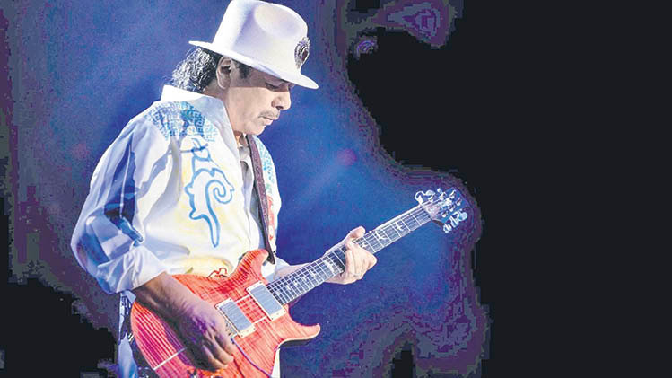 Carlos Santana, acompañado de su inseparable guitarra durante un concierto.
