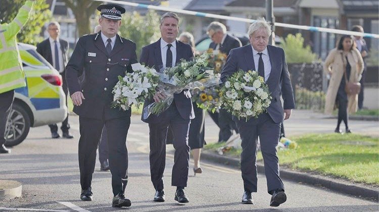 <p> Boris Johnson lleva uno de los ramos de flores en honor al diputado conservador asesinado. </p>