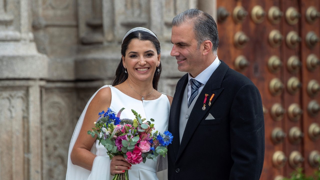 Javier Ortega Smith y la mexicana Paulina Sánchez del Río Nájera, en su boda.  EFE/Ismael Herrero