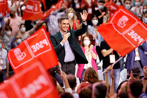 <p> Sánchez saluda a los asistentes al Congreso Federal del PSOE, en Valencia. </p>