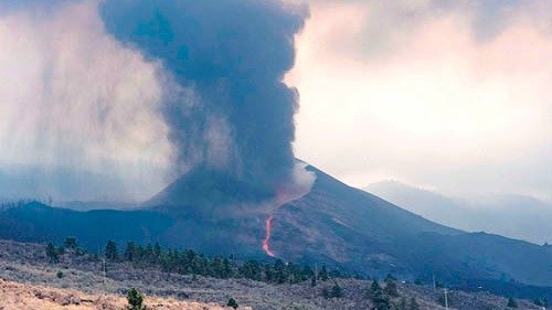 <p> El volcán continúa emitiendo gases y cenizas. </p>