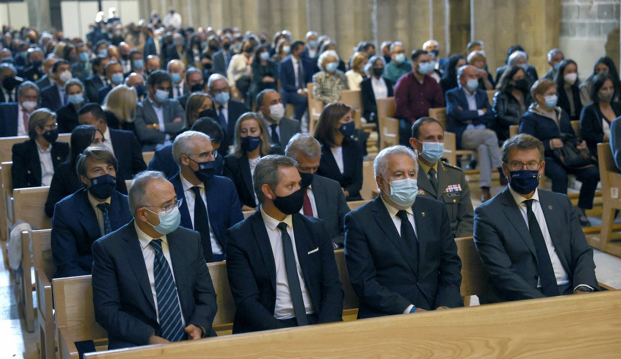 <p> Bugallo, Miñones, Santalices y Feijóo, en primer término, durante el funeral. </p>