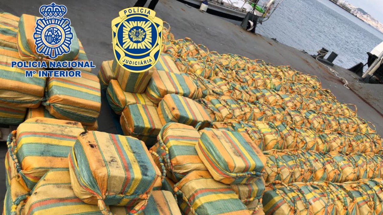El alijo de 1.500 kilos de cocaína incautados en un velero en el Atlántico. PN