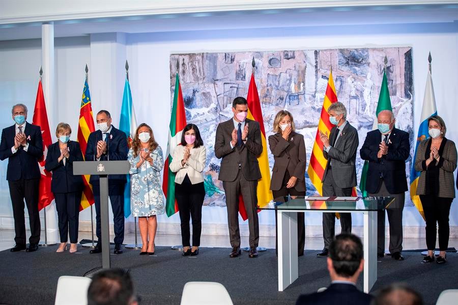 Firma de la colaboración entre el Gobierno y la Fundación Amancio Ortega (EFE).
