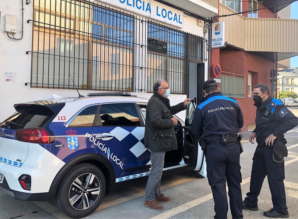El alcalde de O Barco, Alfredo García, charla con dos agentes junto al nuevo vehículo.