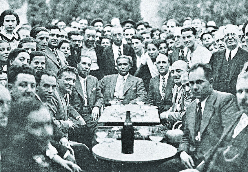 Foto Chao 1934. Calvo Sotelo, tomando un Ribeiro en Ribadavia, tras volver del exilio.