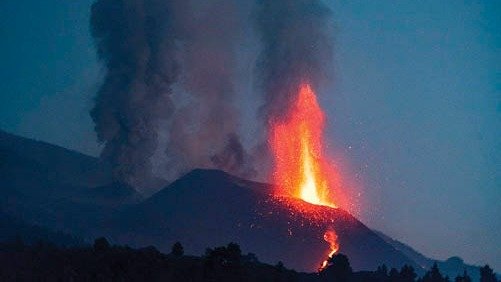 <p> El volcán de La Palma continúa su emisión de lava un mes después de la erupción. </p>