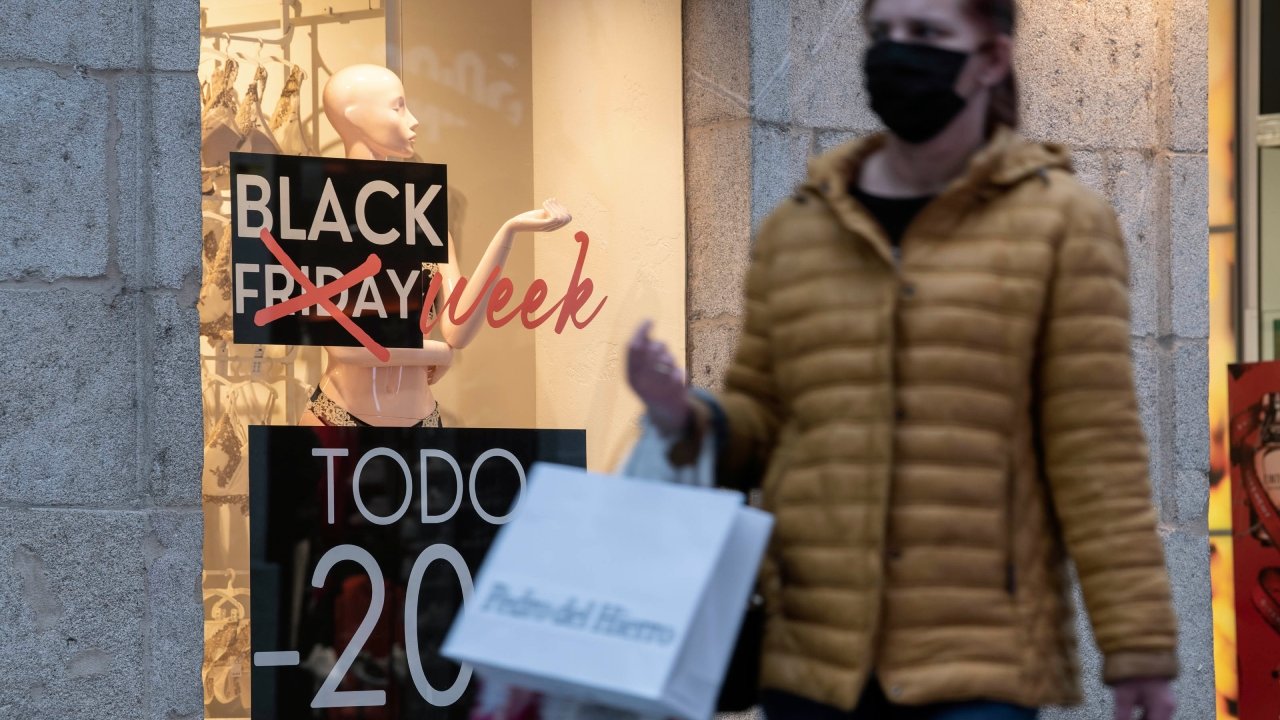 Ofertas en las tiendas de Ourense con la campaña Black Friday. ÓSCAR PINAL