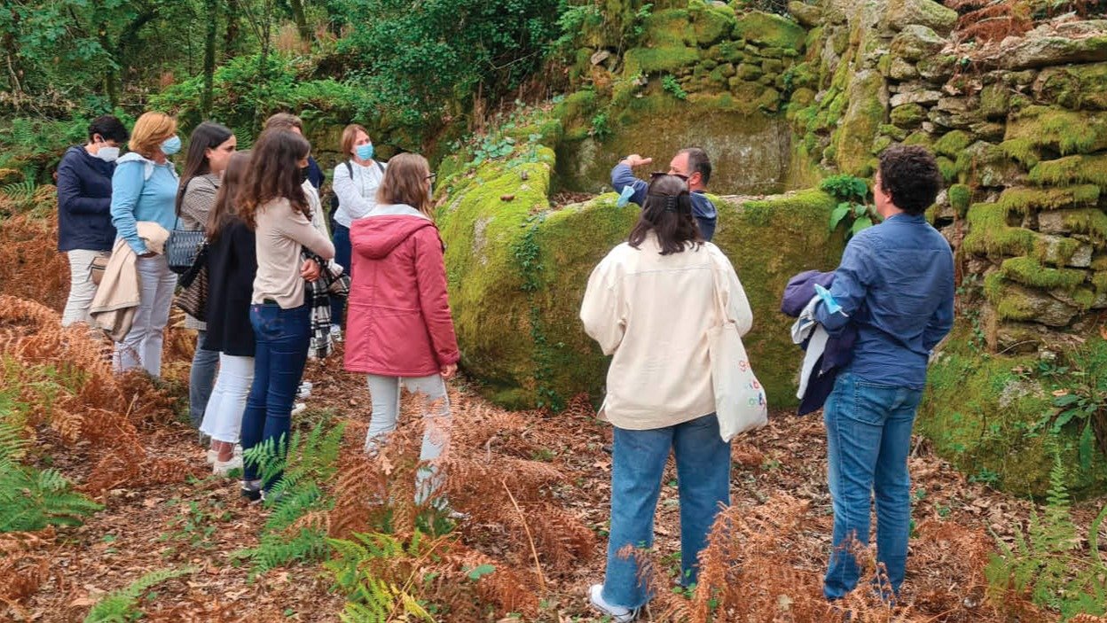 Uno de los grupos participantes visita unos restos rupestres en Arnoia.