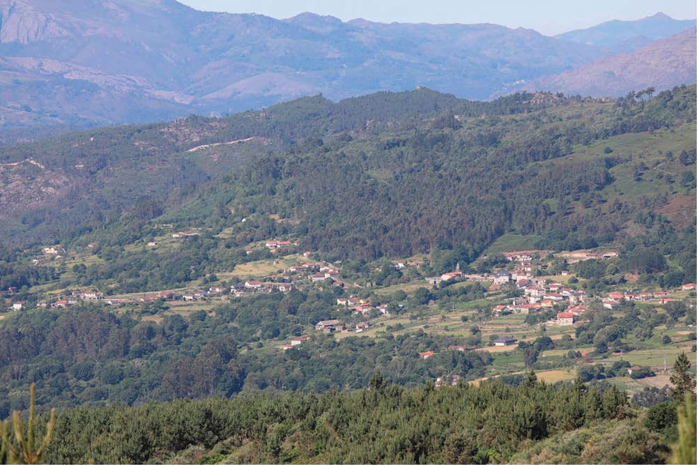 Vistas de varios pueblos de Lobeira desde el mirador del Santuario de O Viso.