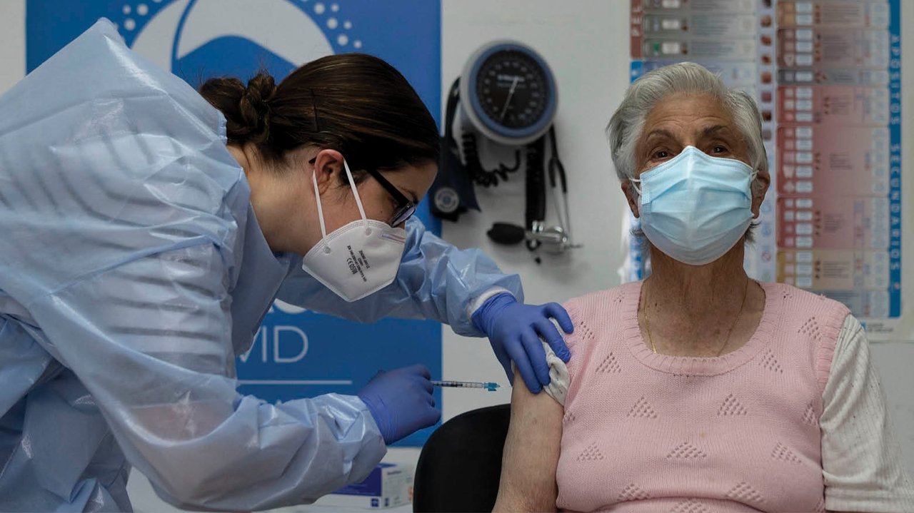 Vacunación de mayores de 80 en el centro de salud de Carballiño.