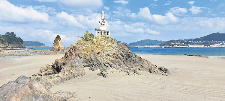 Monumento en la playa de Cobas, en Viveiro, en recuerdo del naufragio de 1810.