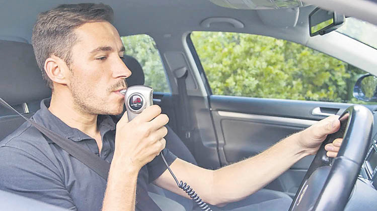 Los usuarios de vehículos podrían tener que instalar un alcoholímetro.