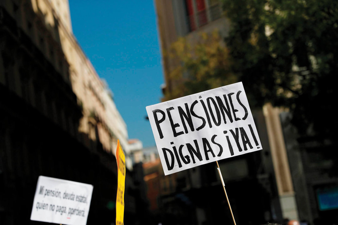 <p> Una persona sostiene una pancarta en contra del actual sistema de pensiones durante una manifestación. </p>