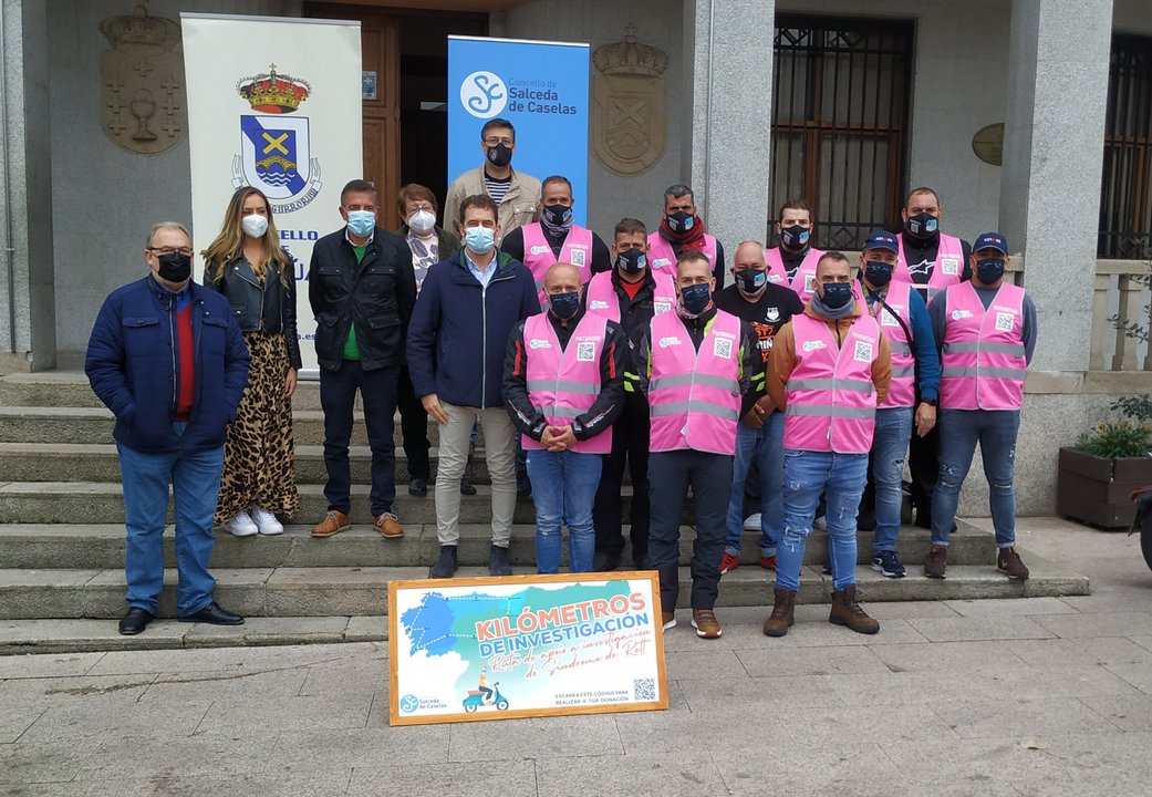 La expedición de motoristas de Salceda de Caselas con miembros de la Corporación ruesa.