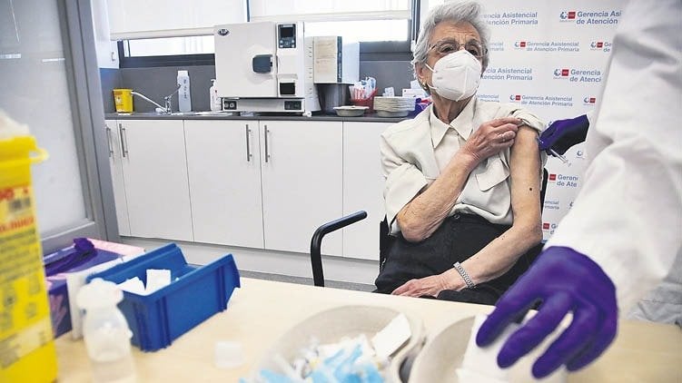 Una mujer vacunándose de gripe y covid en Madrid.
