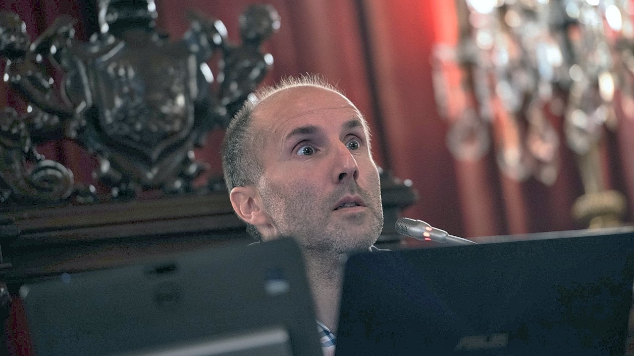 El alcalde de Ourense, Gonzalo Pérez Jácome, en el salón de plenos. ÓSCAR PINAL