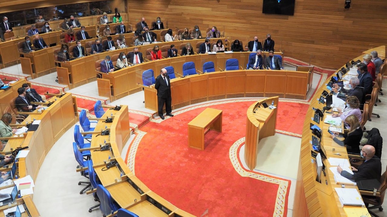 Juan Carlos Serrano, en el centro del Parlamento de Galicia, antes de su designación.