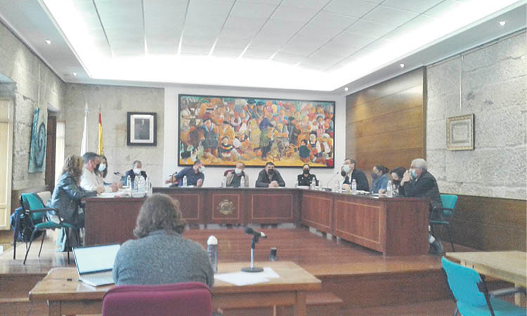 La Corporación municipal de Carballiño reunida ayer en sesión ordinaria.