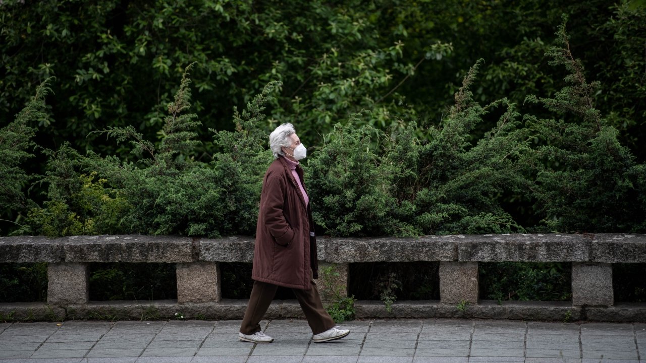 Una mujer, con mascarilla, pasea por las calles de Ourense. ÓSCAR PINAL