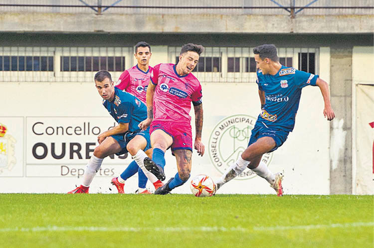 Toño Vázquez se cruza con dos jugadores del Juvenil en O Couto.