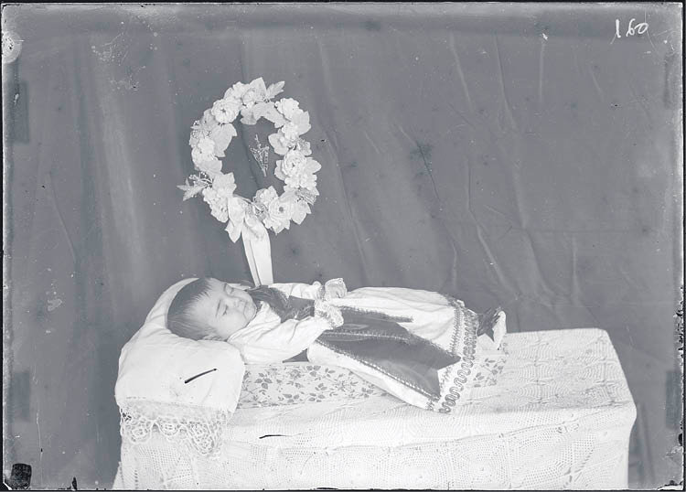 Maximino Reboredo. [Bebé morto]. 1890-1899. Negativo en placa de vidrio. Cortesía Archivo Reboredo (Julio Reboredo).