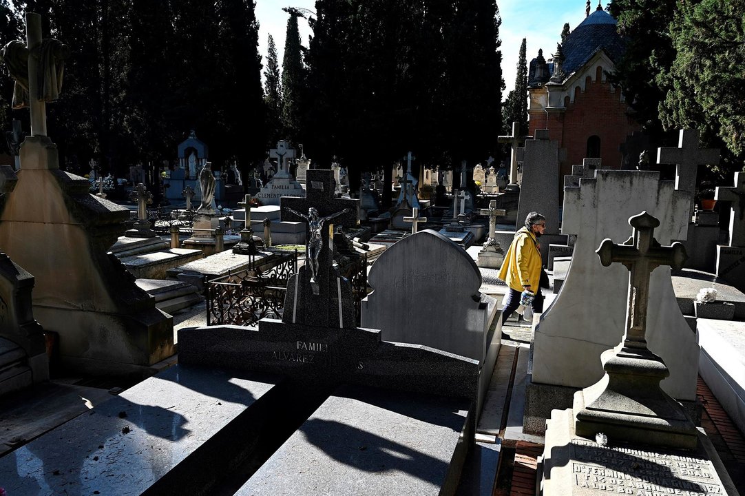 Imagen de un cementerio en el Día de Todos los Santos. // EFE