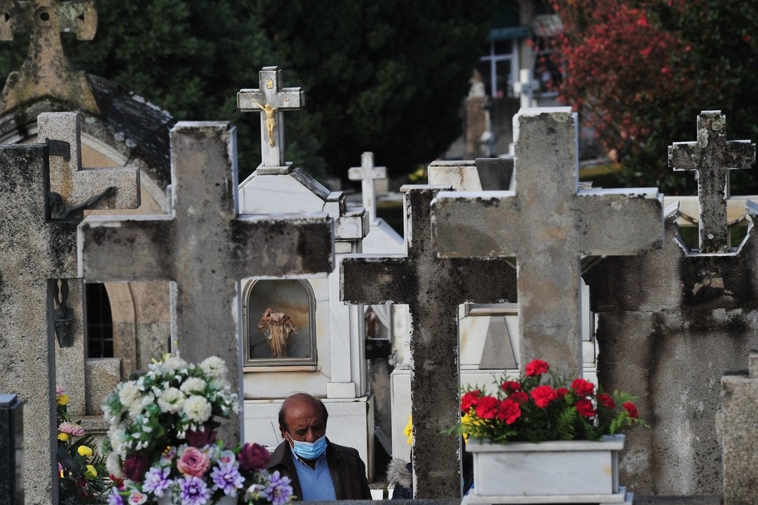 OURENSE 1/11/2021.- Día de todos los santos en el cementerio de San Francisco. José Paz