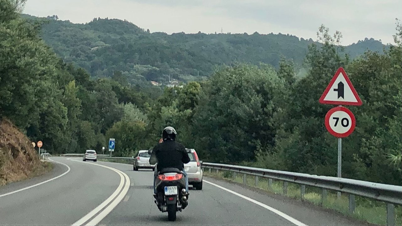 Tramo de raya continua en el tramo Guítara-Ourense.