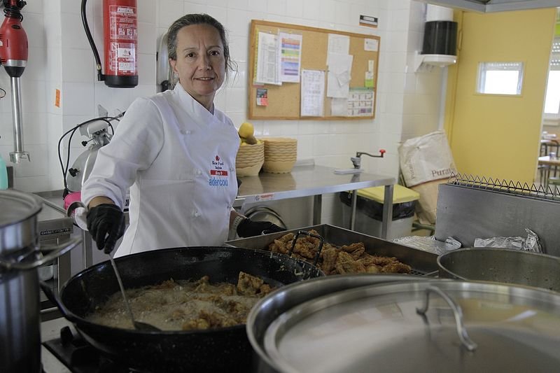 Montse Fernández, cocinera del CEIP Saco e Arce de Toén (MIGUEL ÁNGEL).