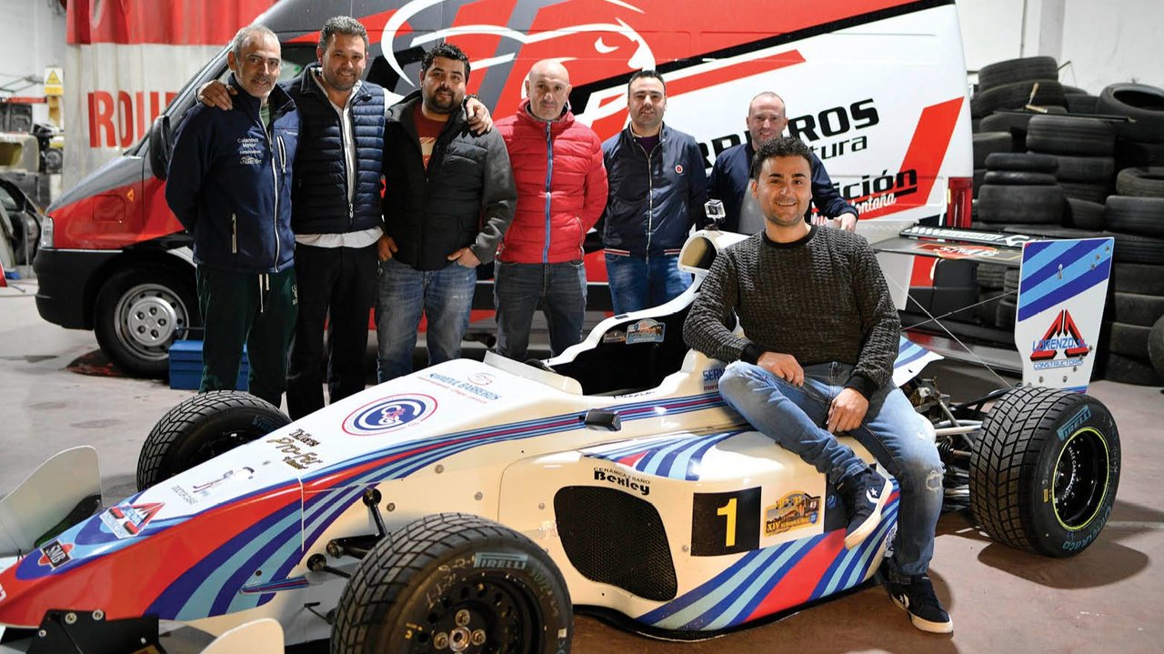Pablo Rey, con los miembros de su equipo y el Fórmula SMB (X. FARIÑAS).