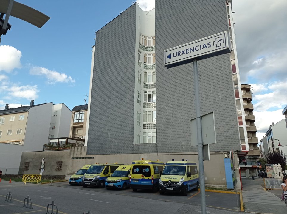 Aparcamiento de ambulancias del Hospital Público de Valdeorras. (Isaac Cruz)