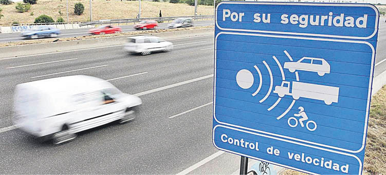 Cartel que indica una zona controlada por radar en una carretera española.