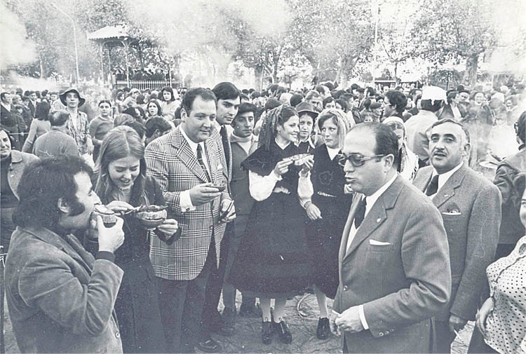 Carlos Casares leu o pregón en 1972. Enriba, a Moza do Magosto de 1966.