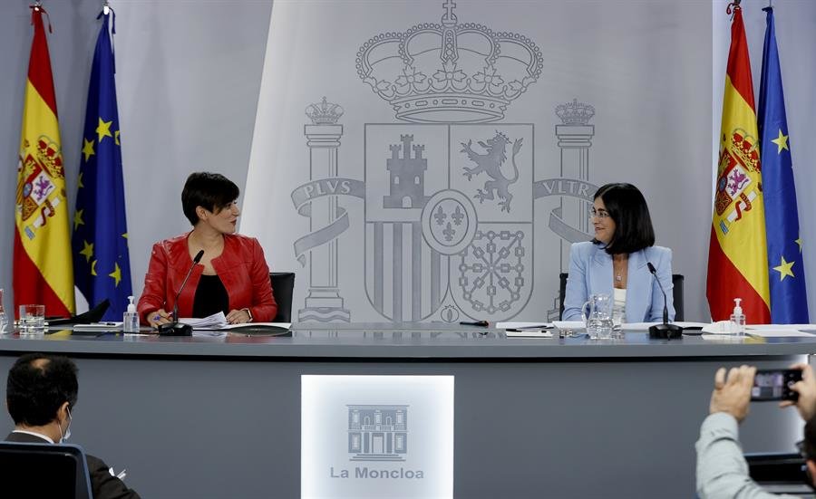 Las ministras de Política Territorial y portavoz del Gobierno, Isabel Rodríguez (i), y de Sanidad, Carolina Darias (EFE).