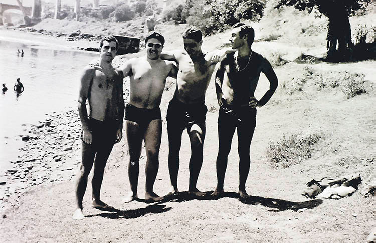 Bañistas en el Miño en los años 60.