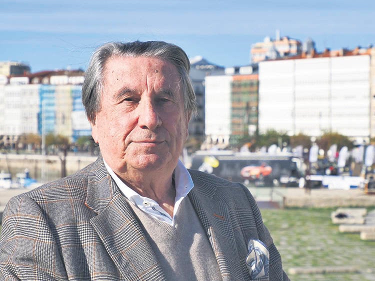 Francisco Vázquez mira hacia el paseo marítimo que impulsó como alcalde y lleva su nombre en A Coruña.