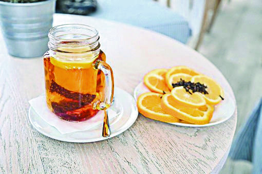 Beber té, infusiones con menta o zumos de fruta durante y después de las comidas ayuda a tapar los sabores extraños.