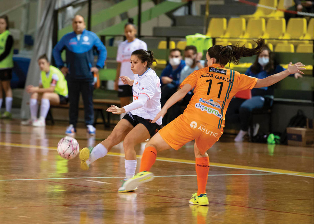 María Arias, jugadora del Envialia, golpea la pelota ante Alba Gandía, la pasada semana (XESÚS FARIÑAS).