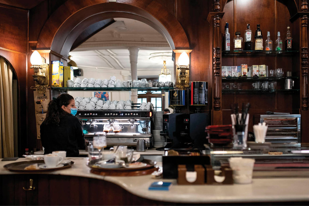 Una hostelera prepara un café en un establecimiento de la ciudad (ÓSCAR PINAL).