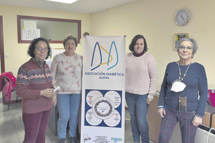 Marisa Ruíz, Isabel Fernández, Ester Dorribo y Paz Gómez del Valle, en la sede de Auria Diabética (MARTIÑO PINAL).
