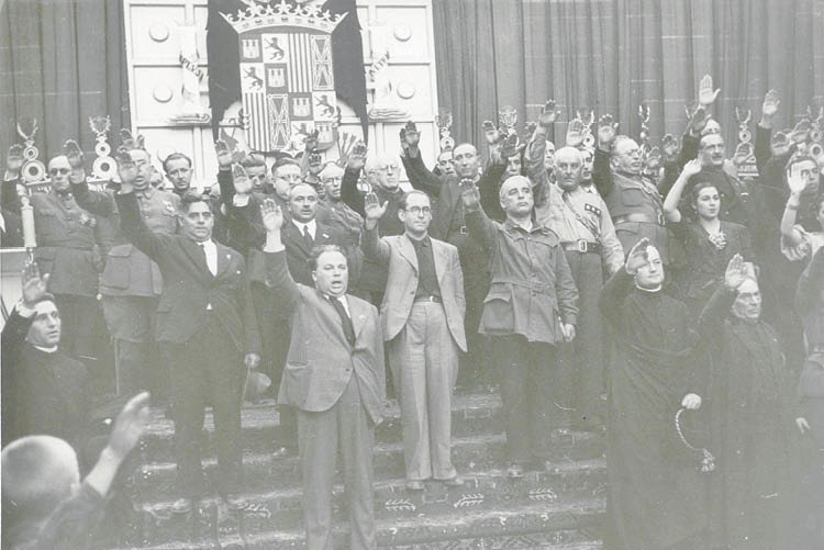 Ourense, 13 de julio de 1938. Tribuna de autoridades escuchando el himno (BNE).