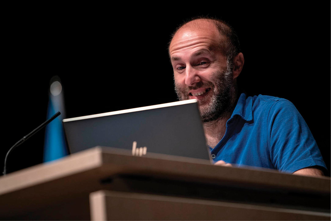 Gonzalo Pérez Jácome mira al ordenador durante un pleno (ÓSCAR PINAL).
