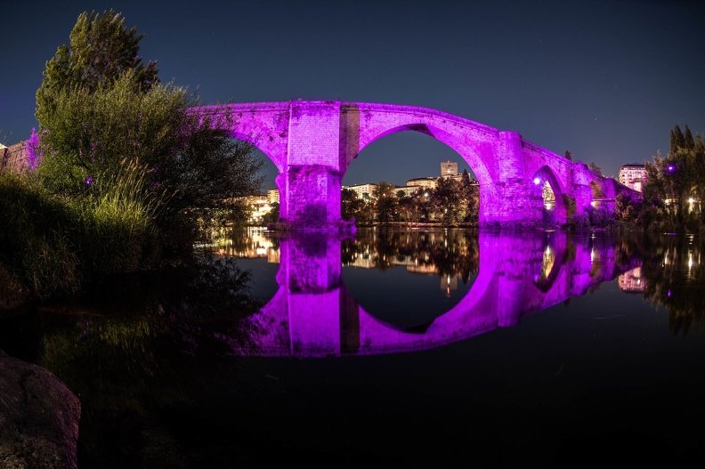 El Puente Romano iluminado de morado (ÓSCAR PINAL)