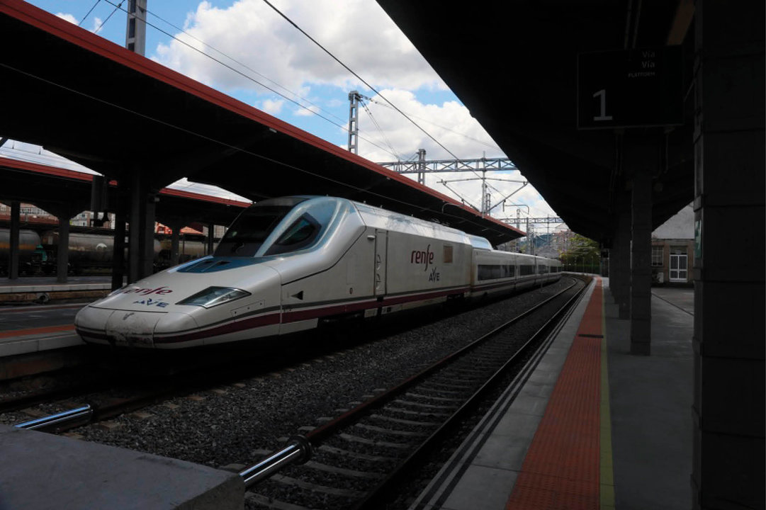 Tren AVE 112 en la estación de Ourense.