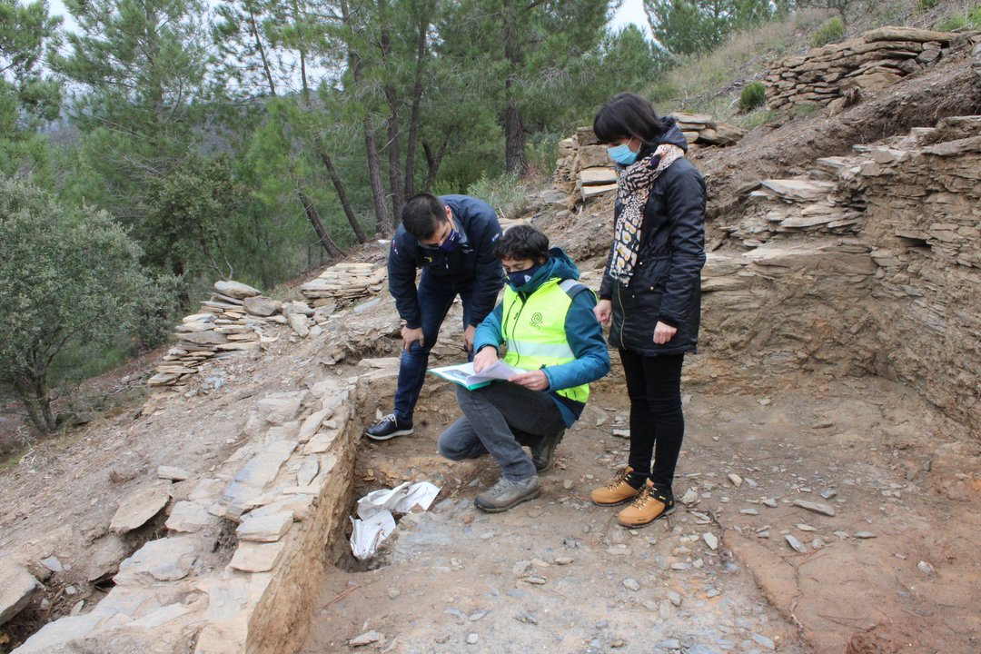 El arqueólgo explica los detalles a Gabriel Alén y Patricia Lamelas.