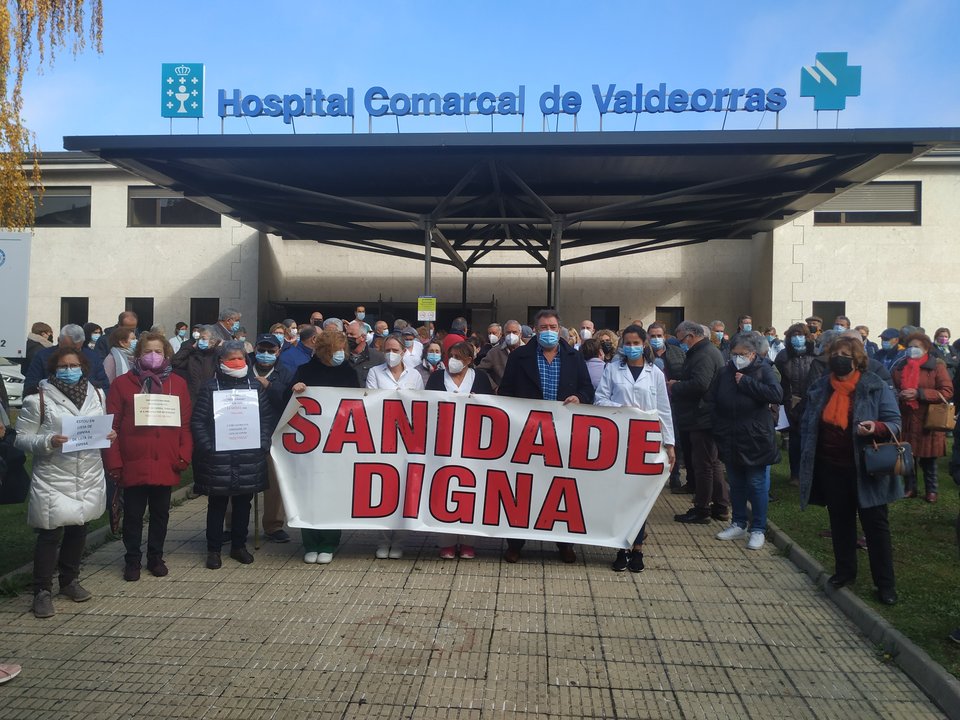 Concentración de ayer, ante el Hospital Público Valdeorras. (J.C.)
